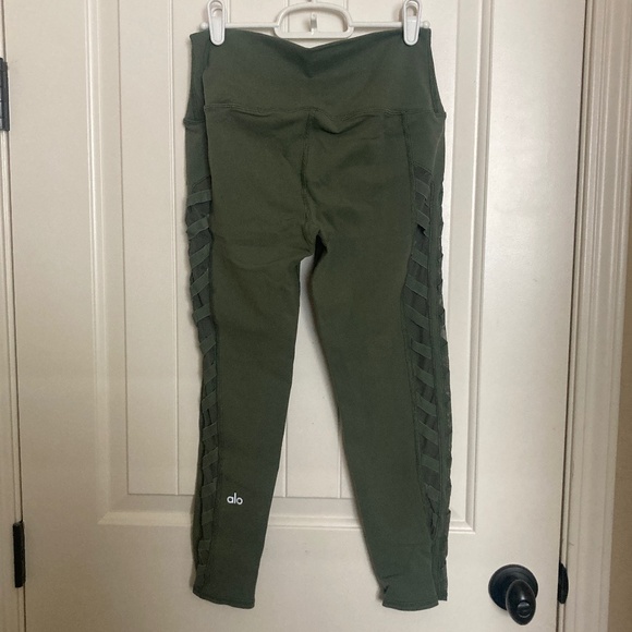 Alo Cropped Leggings - Picture 2 of 3